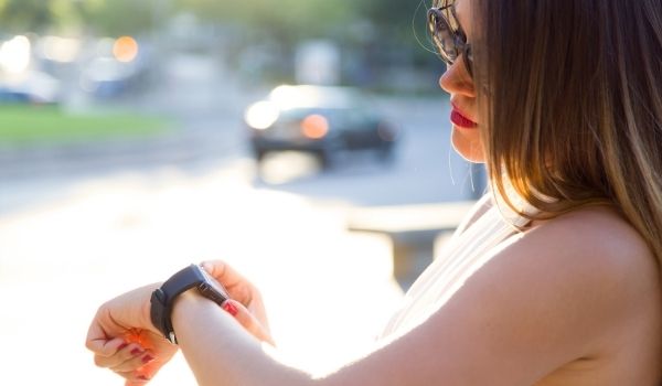 une femme vérifiant sa montre-signes d'irrespect dans une relation