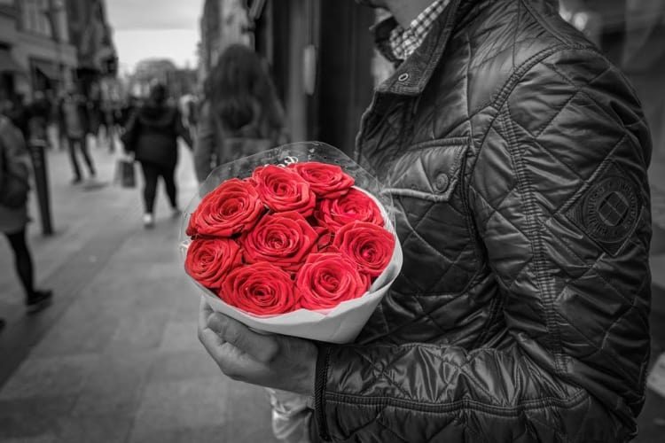 man holding roses-red flags in a relationship