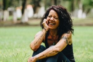 mentally strong people blog-woman sitting on the grass