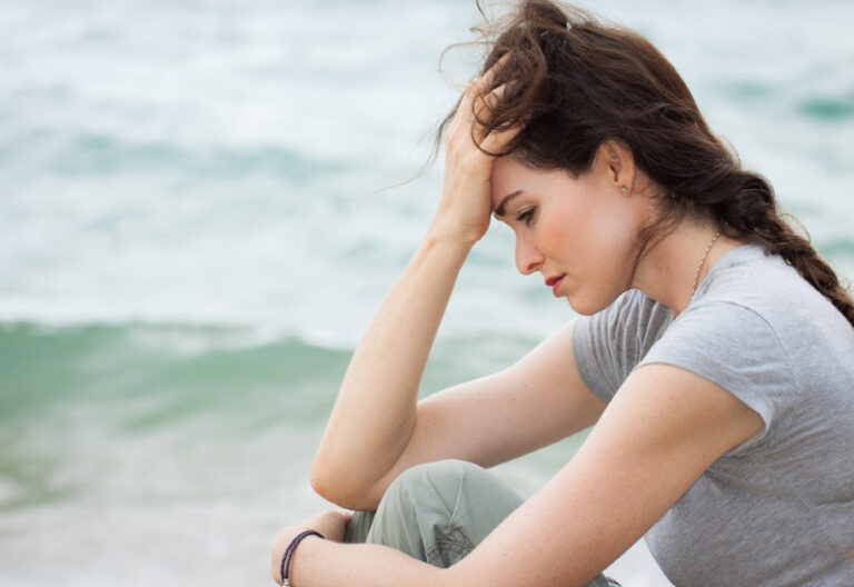 3 Powerful Ways to Stop Self-Defeating Thoughts (so you can be happier!)