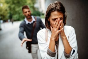 woman crying-how to leave a narcissist
