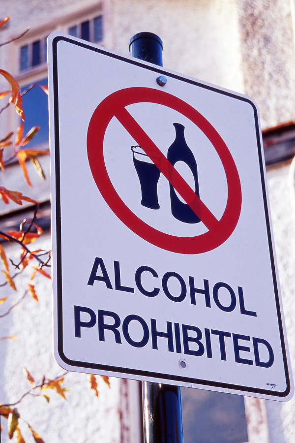 A sign stating that no alcohol is allowed