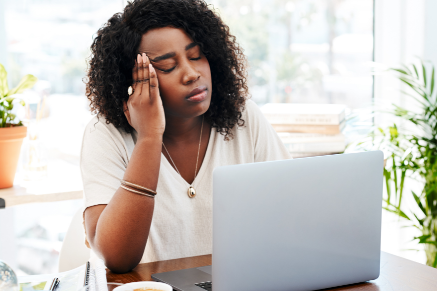 An employee who's experiencing burnout from work