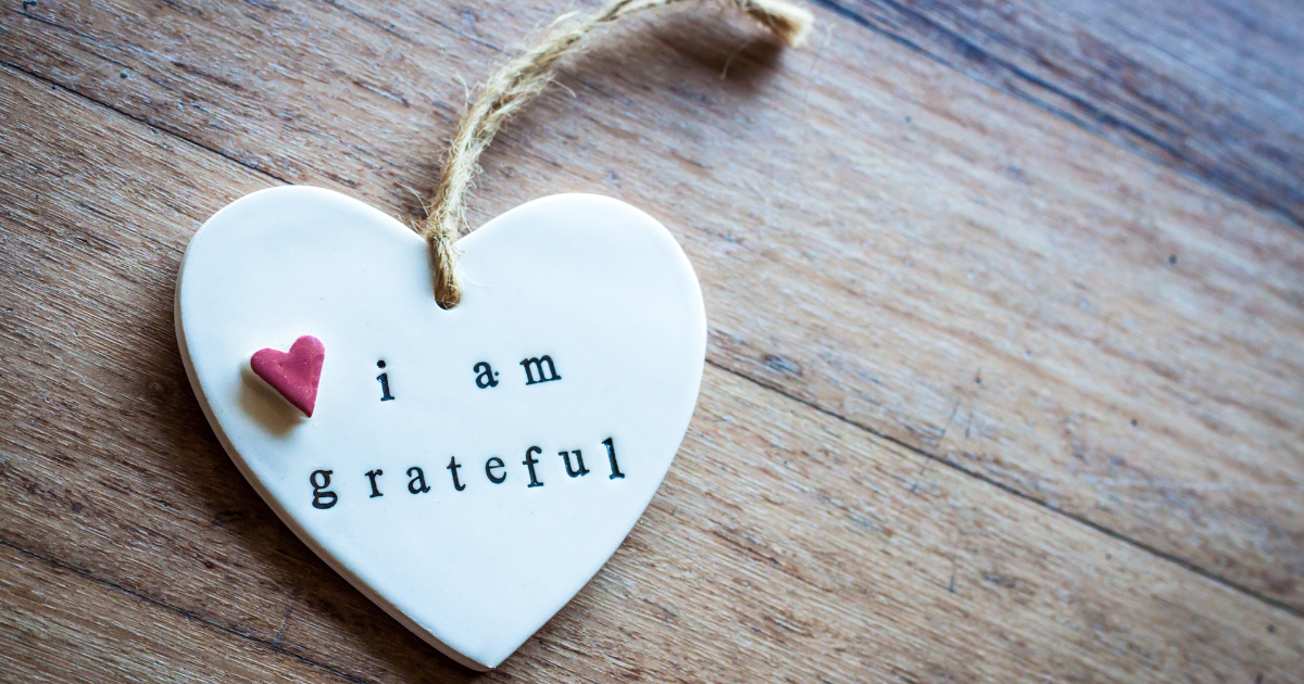 A heart ornament with the statement "I am grateful" #Gratitude #Meditation #Gratefulness