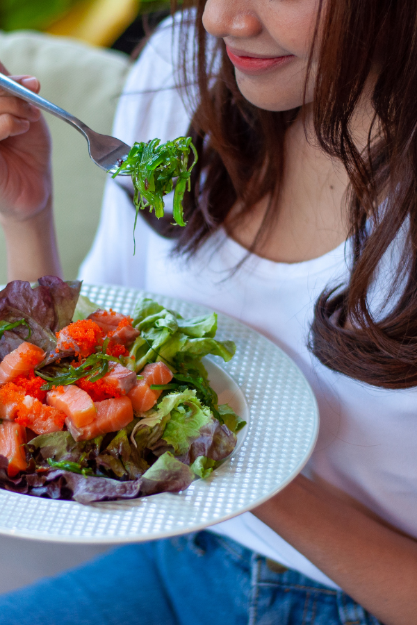 A woman eating her food slowly #RomanticizingLife #RomanticizieYourLife