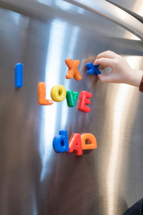 "I love dad" spelled out on a refrigerator door